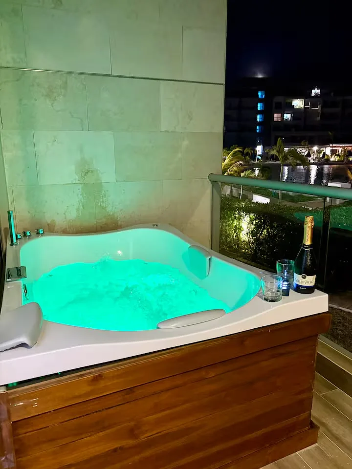 Increíble apartamento frente a la laguna con jacuzzi privado en Baia Kristal